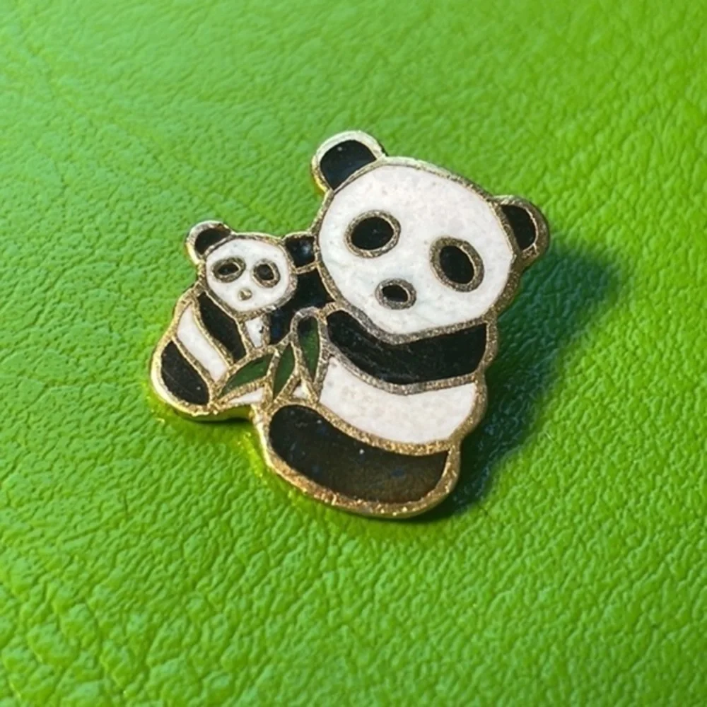 PANDA PIN | PANDA BEAR & CUB EUCALYPTUS LEAF PIN